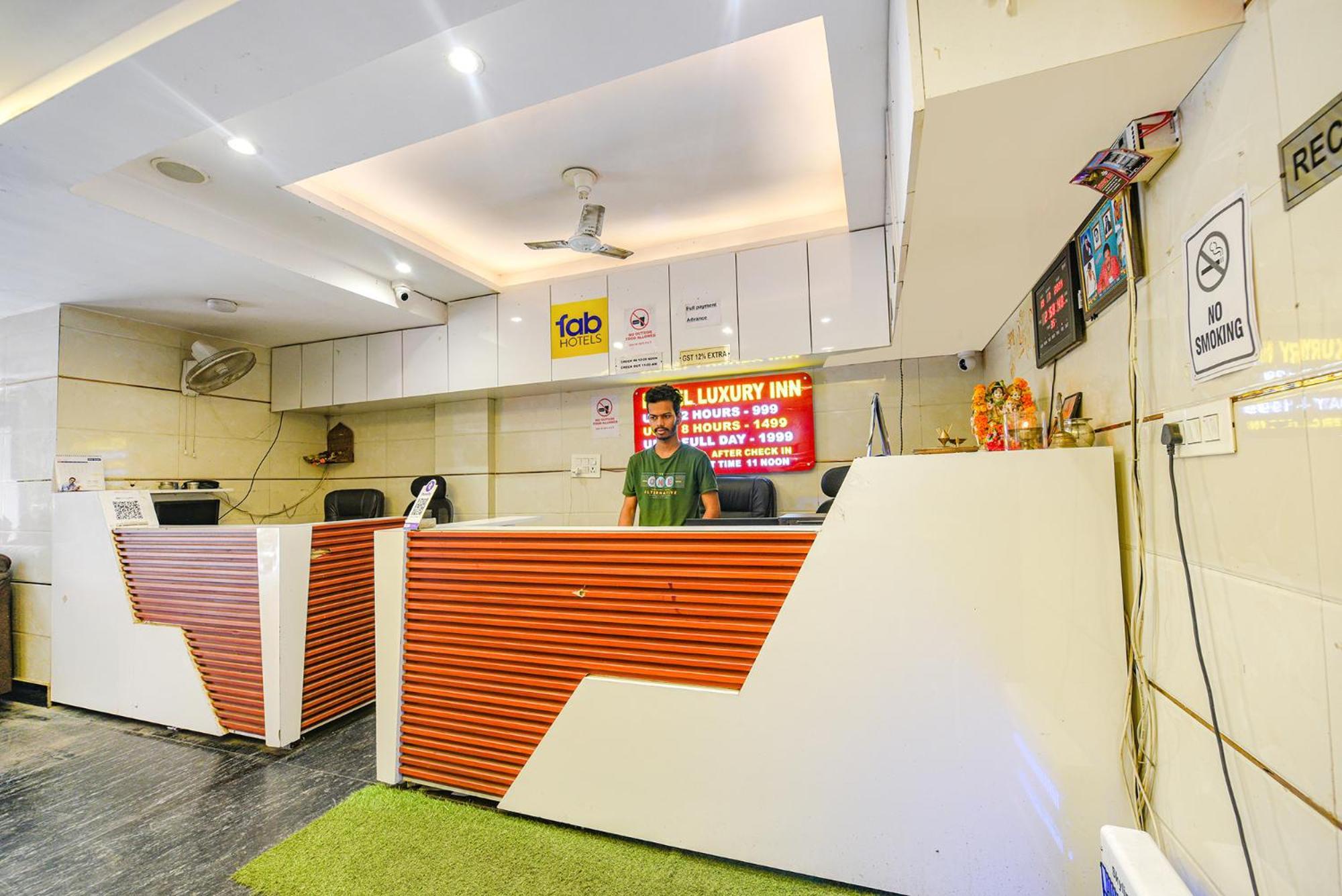 Fabhotel Luxury Inn Near Adarsh Nagar Metro Delhi  Exteriör bild