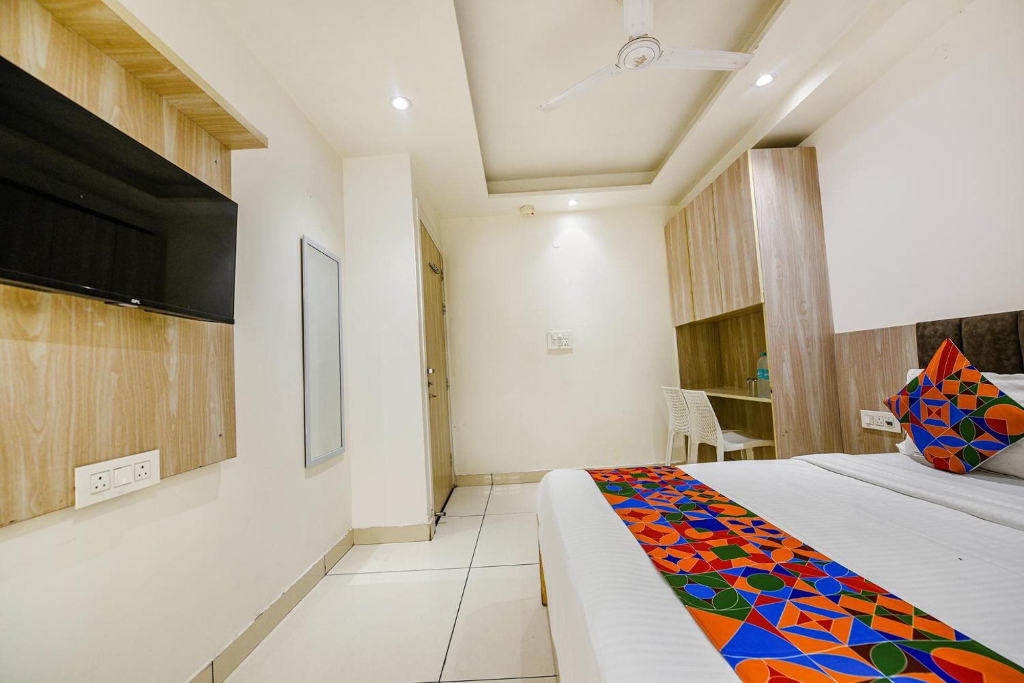 Fabhotel Luxury Inn Near Adarsh Nagar Metro Delhi  Exteriör bild